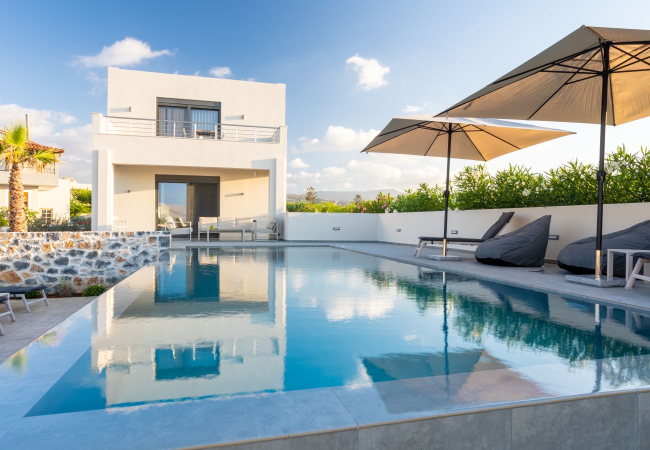 Villa in Pigianos Kampos - Seaside Villa with Heated Pool, By Hellocrete