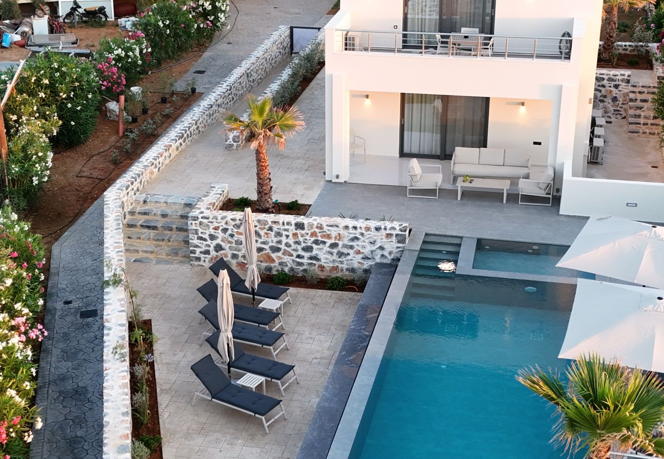 Villa in Pigianos Kampos - Seaside Villa with Heated Pool, By Hellocrete