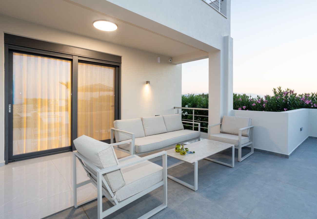Villa in Pigianos Kampos - Seaside Villa with Heated Pool, By Hellocrete