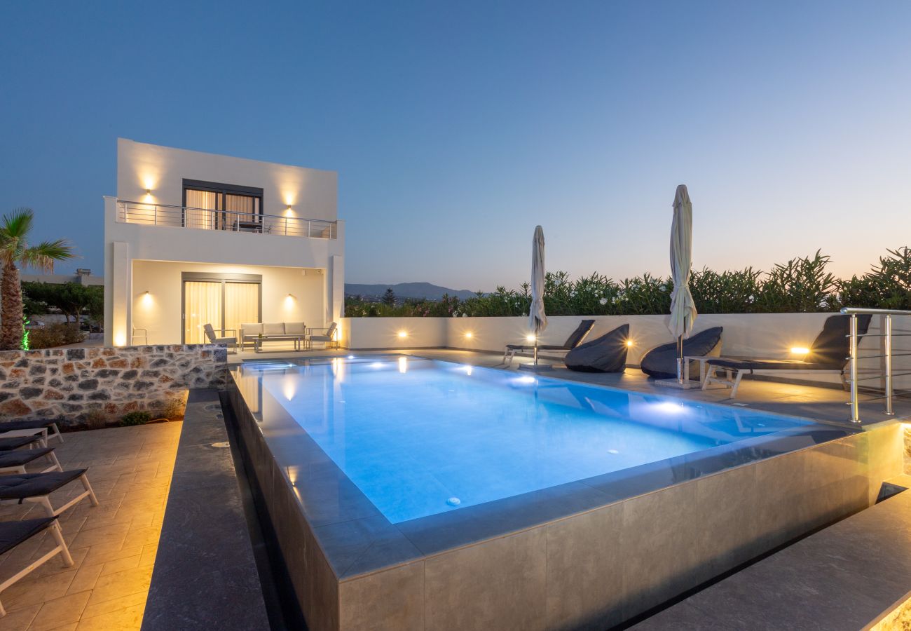 Villa in Pigianos Kampos - Seaside Villa with Heated Pool, By Hellocrete