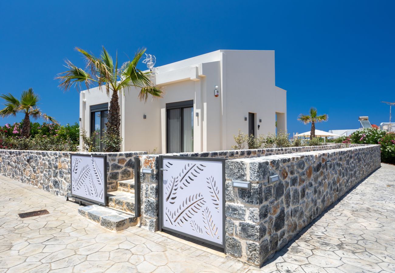 Villa in Pigianos Kampos - Seaside Villa with Heated Pool, By Hellocrete