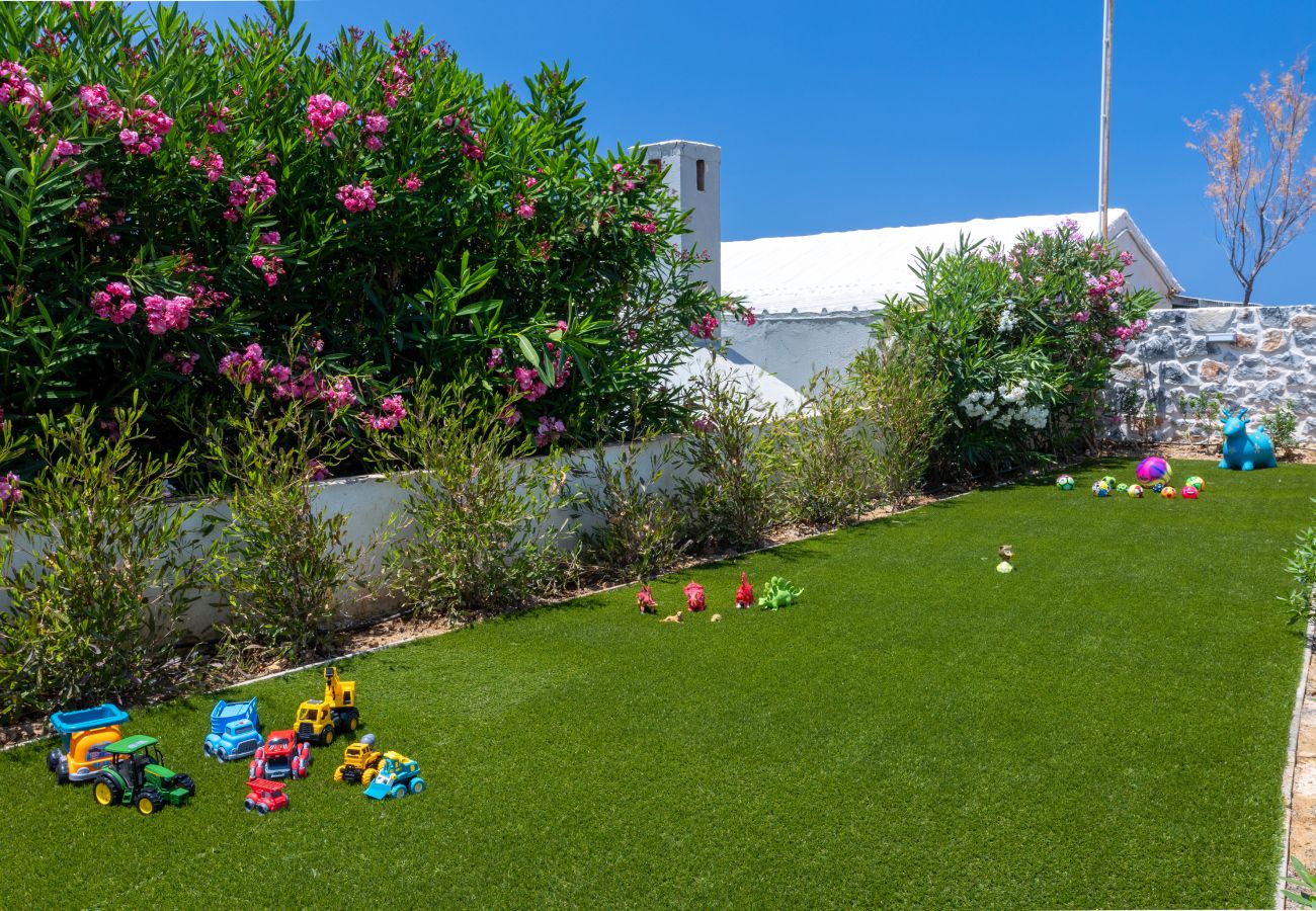 Villa in Pigianos Kampos - Seaside Villa with Heated Pool, By Hellocrete