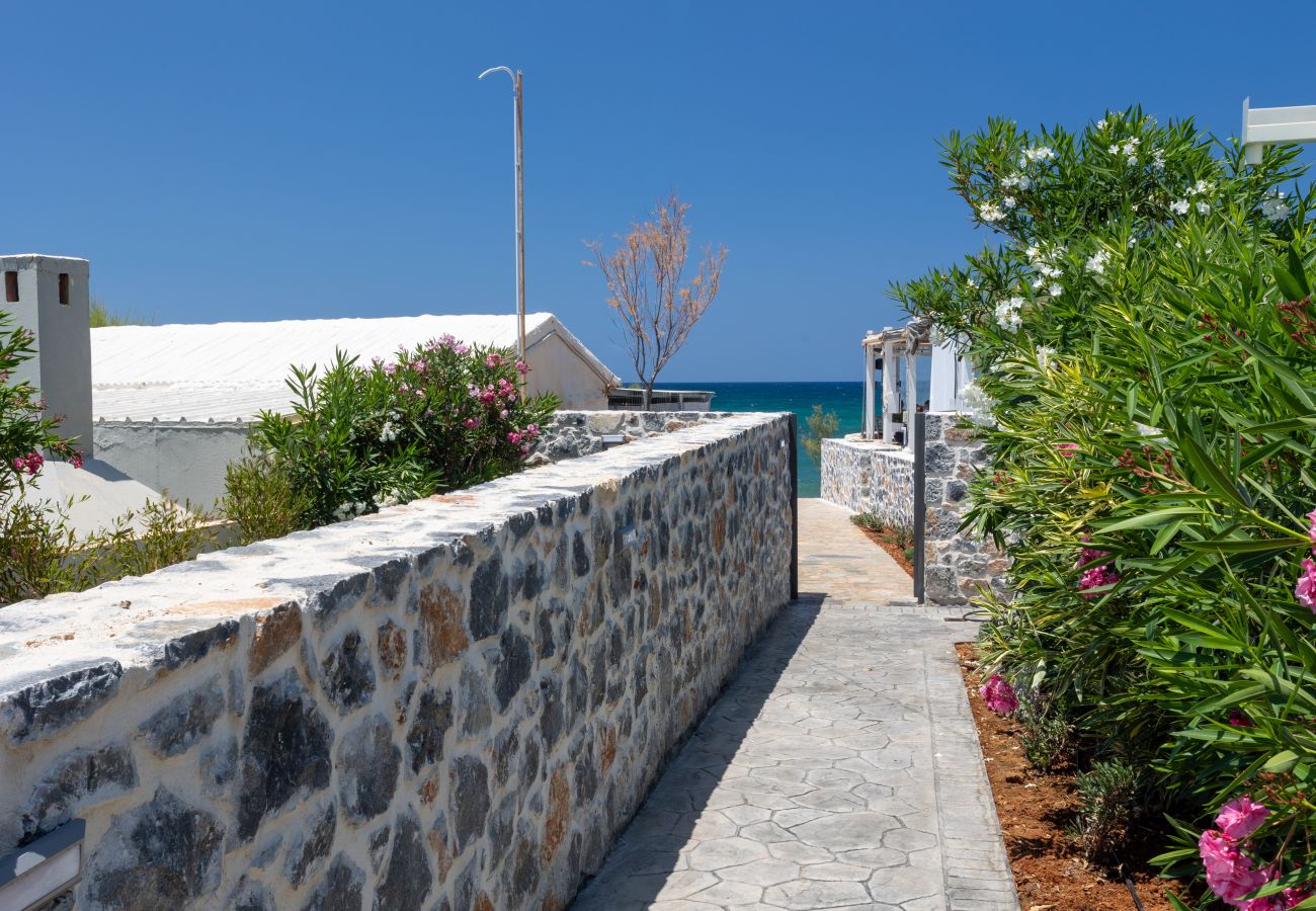Villa in Pigianos Kampos - Seaside Villa with Heated Pool, By Hellocrete
