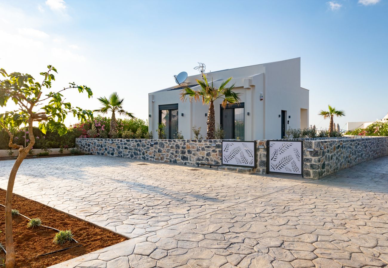Villa in Pigianos Kampos - Seaside Villa with Heated Pool, By Hellocrete