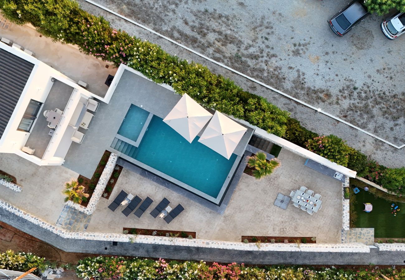 Villa in Pigianos Kampos - Seaside Villa with Heated Pool, By Hellocrete