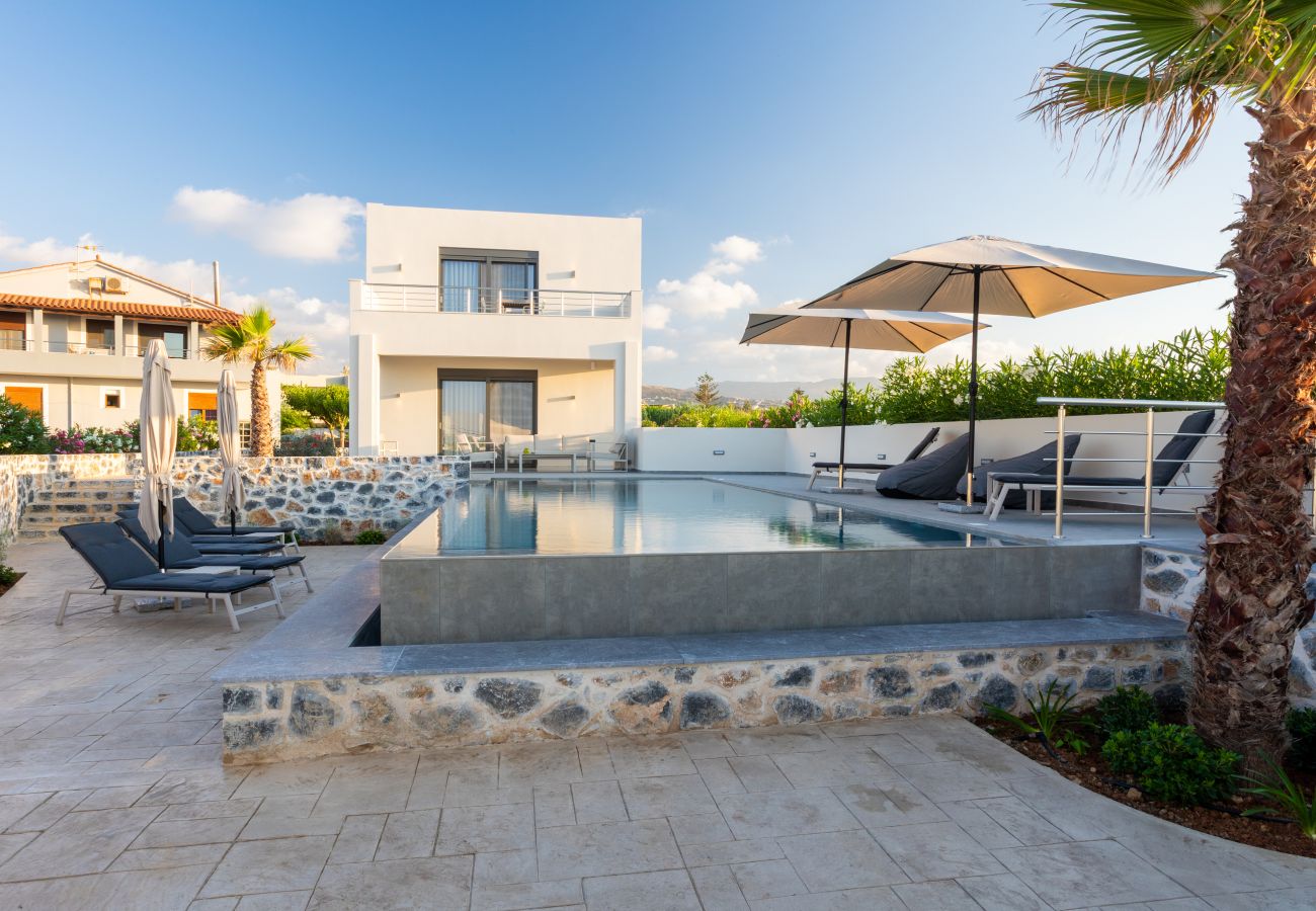 Villa in Pigianos Kampos - Seaside Villa with Heated Pool, By Hellocrete
