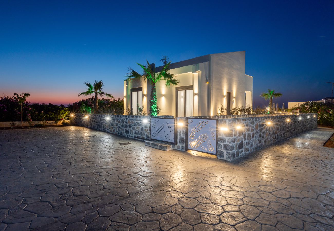 Villa in Pigianos Kampos - Seaside Villa with Heated Pool, By Hellocrete