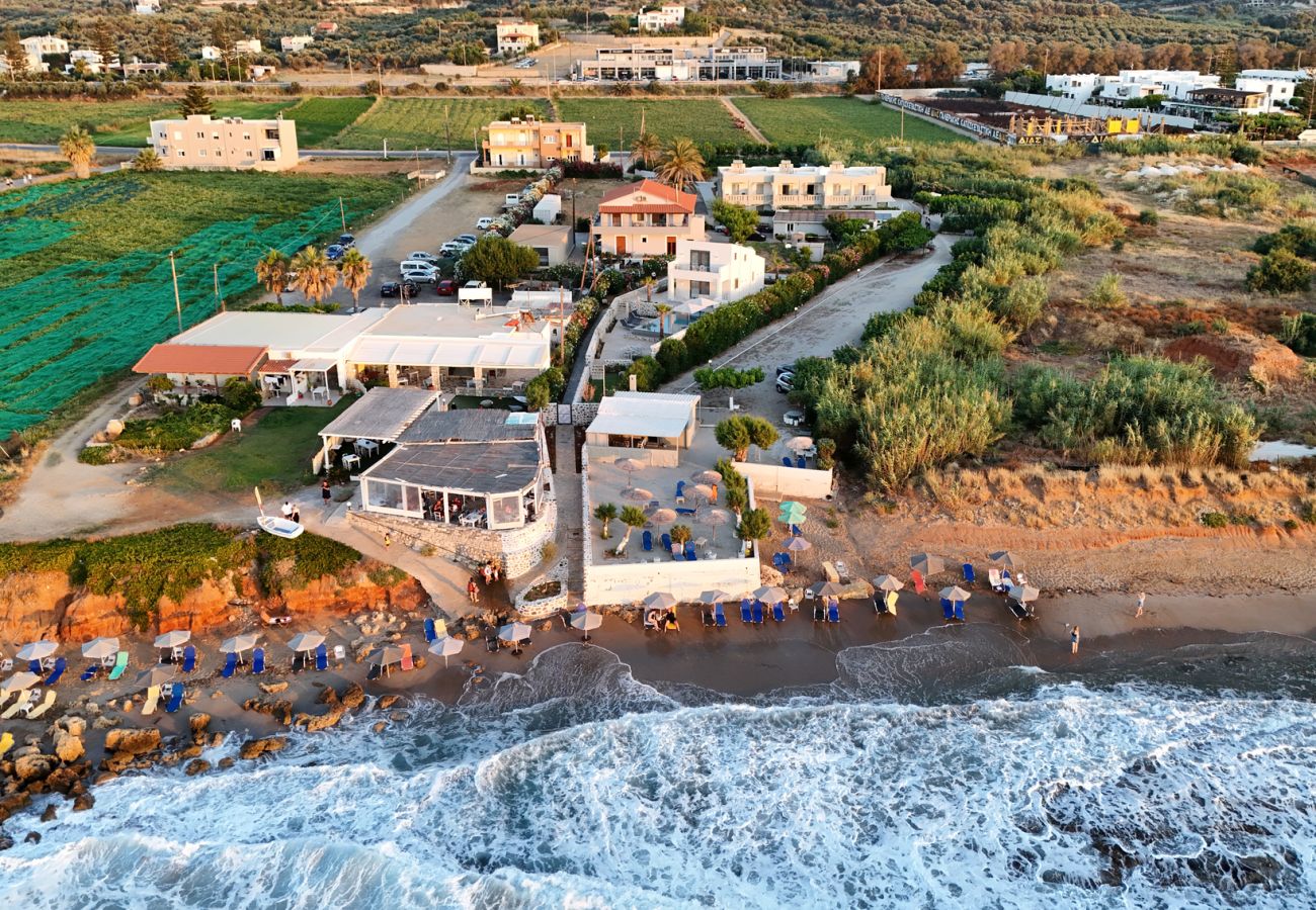 Villa in Pigianos Kampos - Seaside Villa with Heated Pool, By Hellocrete