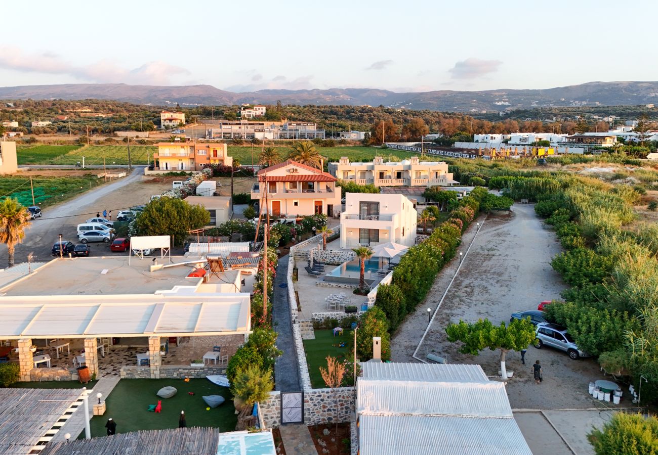 Villa in Pigianos Kampos - Seaside Villa with Heated Pool, By Hellocrete